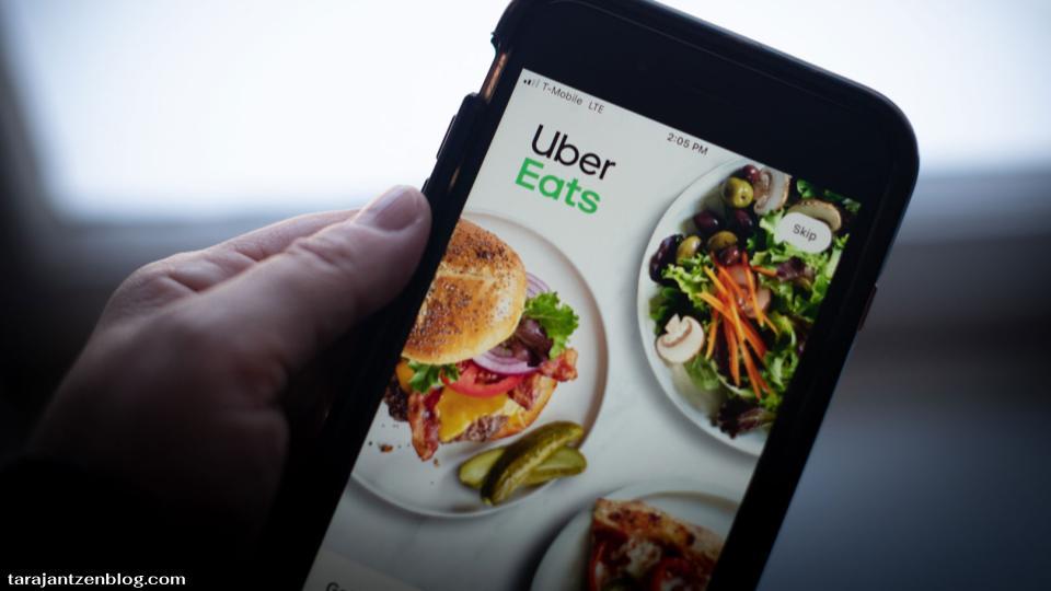 Uber Eats กำลังวางตำแหน่งตัวเองให้เป็นมากกว่าเพียงแค่แพลตฟอร์มการสั่งอาหาร ด้วยการเปิดตัวฟีดสตรีมวิดีโอสั้นแนวเวอร์ติคัลที่เรียกว่า 'Uber Eats Lite' ซึ่งมีรูปแบบคล้ายคลึงกับ TikTok 