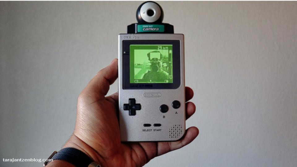 อุปกรณ์ยุค 90 อย่าง “Game Boy Camera” จะกลายเป็นกระแสไวรัลขึ้นมาอีกครั้งในปี 2025 โดยเฉพาะเมื่อมันถูกหยิบมาใช้โดยนักข่าวในงานแถลง